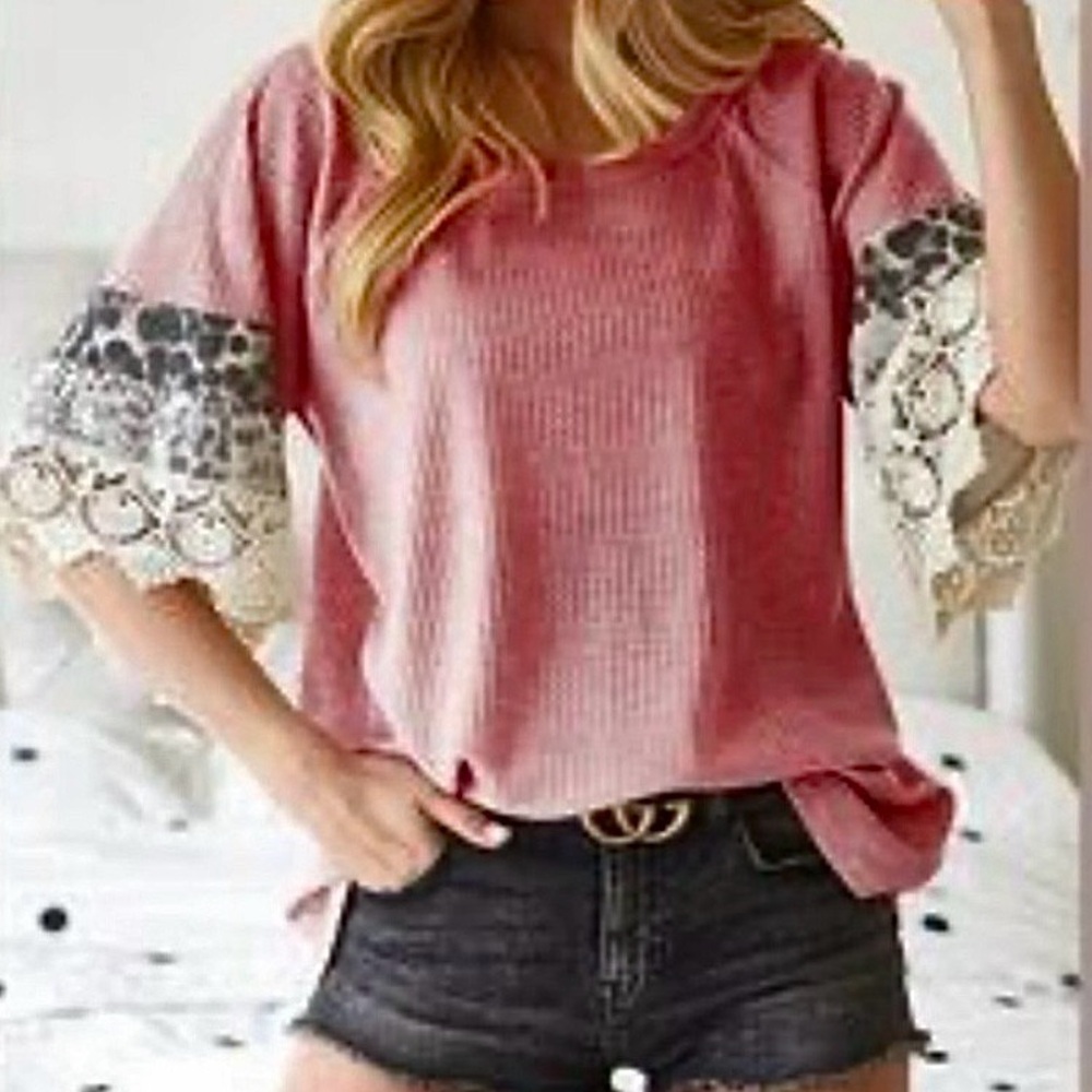 🟠NWT BIBI Waffle Knit Top w/Animal Print and Crochet Sleeve in Dusty Rose